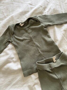 Quincy Mae Kids Ribbed Pajama Set in Sage (3-6 mo)